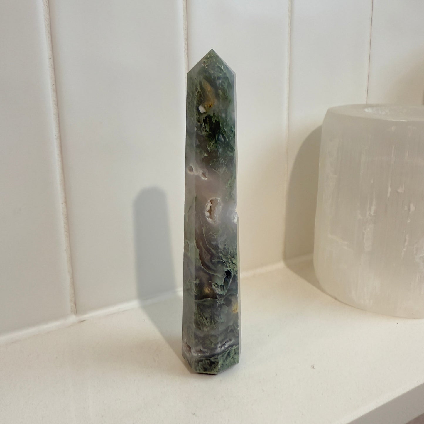 Moss Agate tower with druzy inclusions 13.5cm