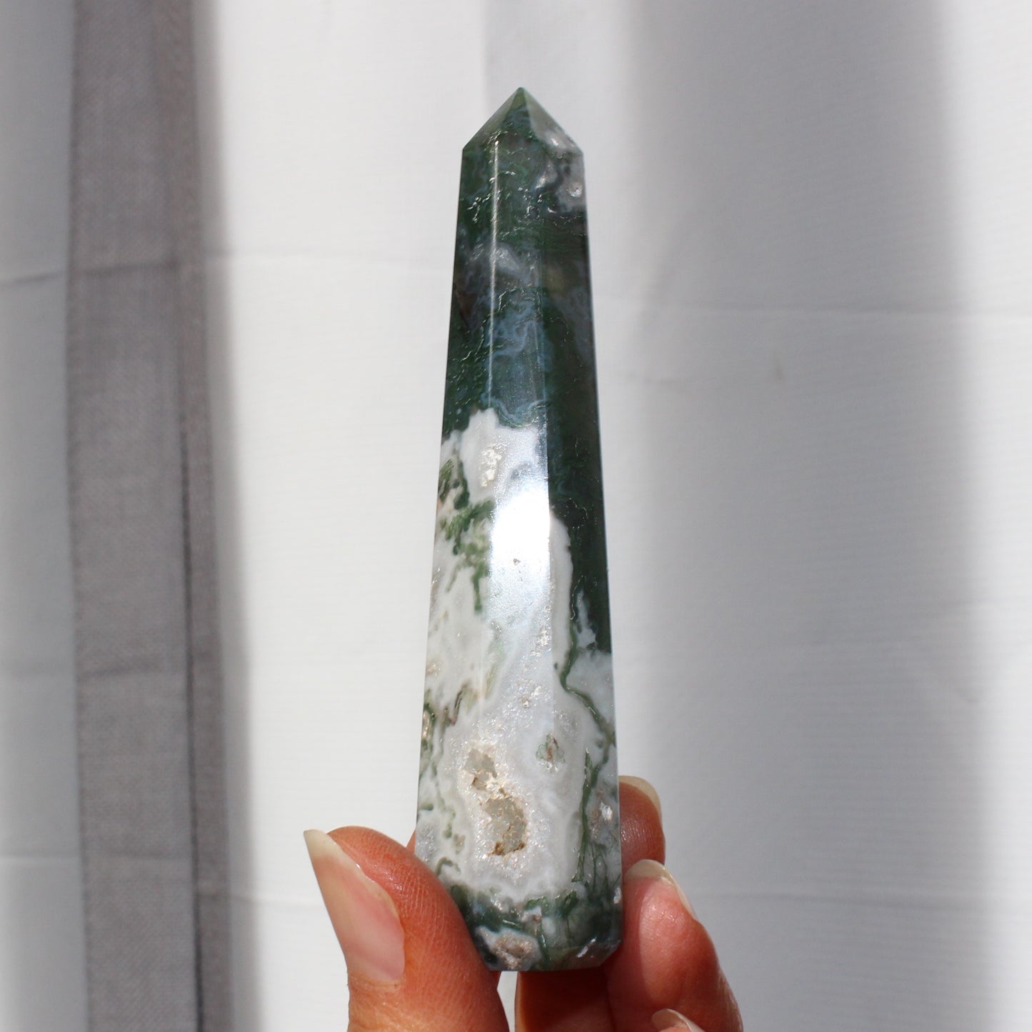 Moss agate tower with druzy inclusions 10cm