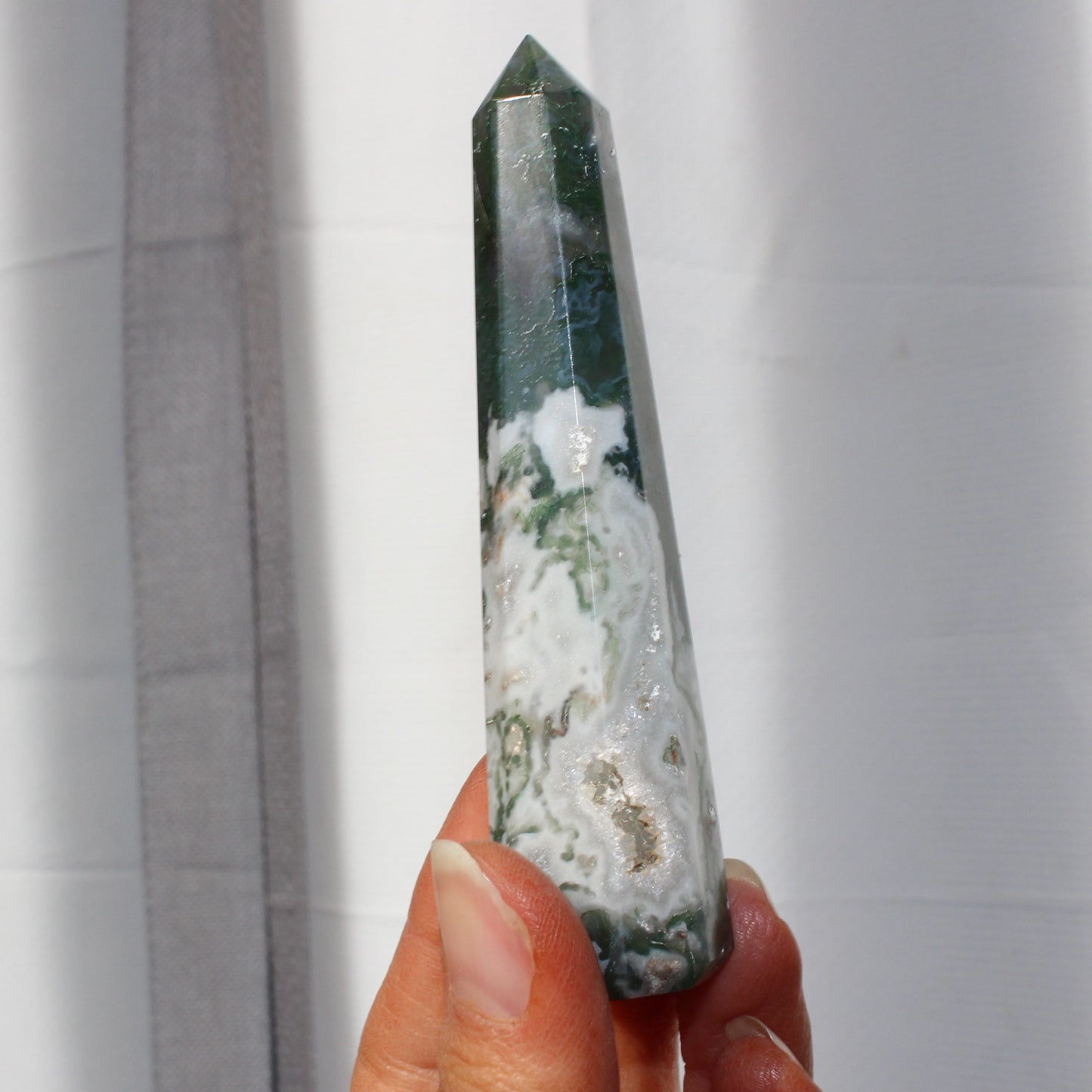 Moss agate tower with druzy inclusions 10cm