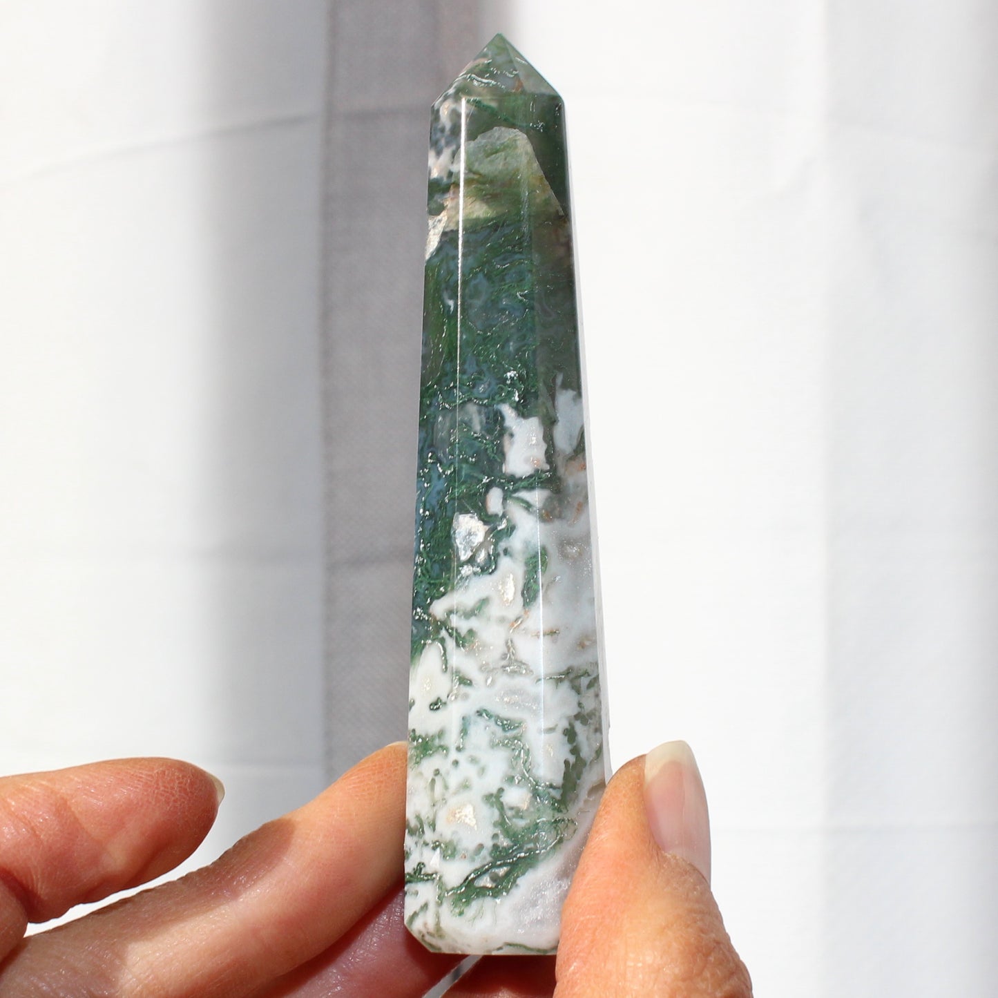 Moss agate tower with druzy inclusions 10cm