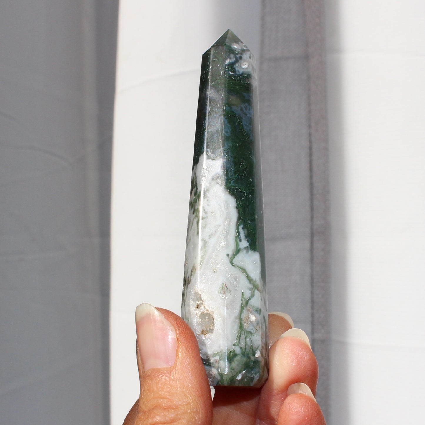 Moss agate tower with druzy inclusions 10cm