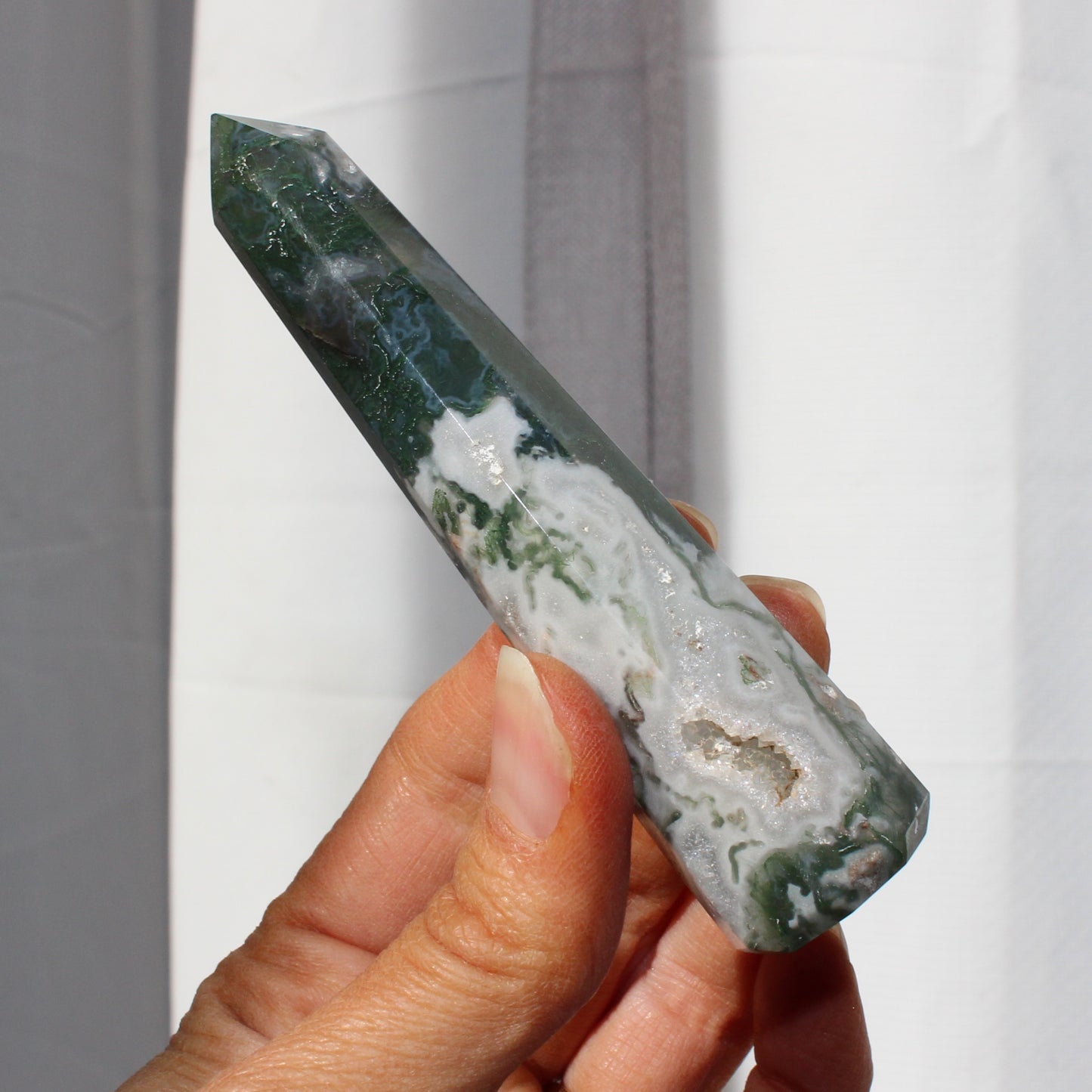 Moss agate tower with druzy inclusions 10cm