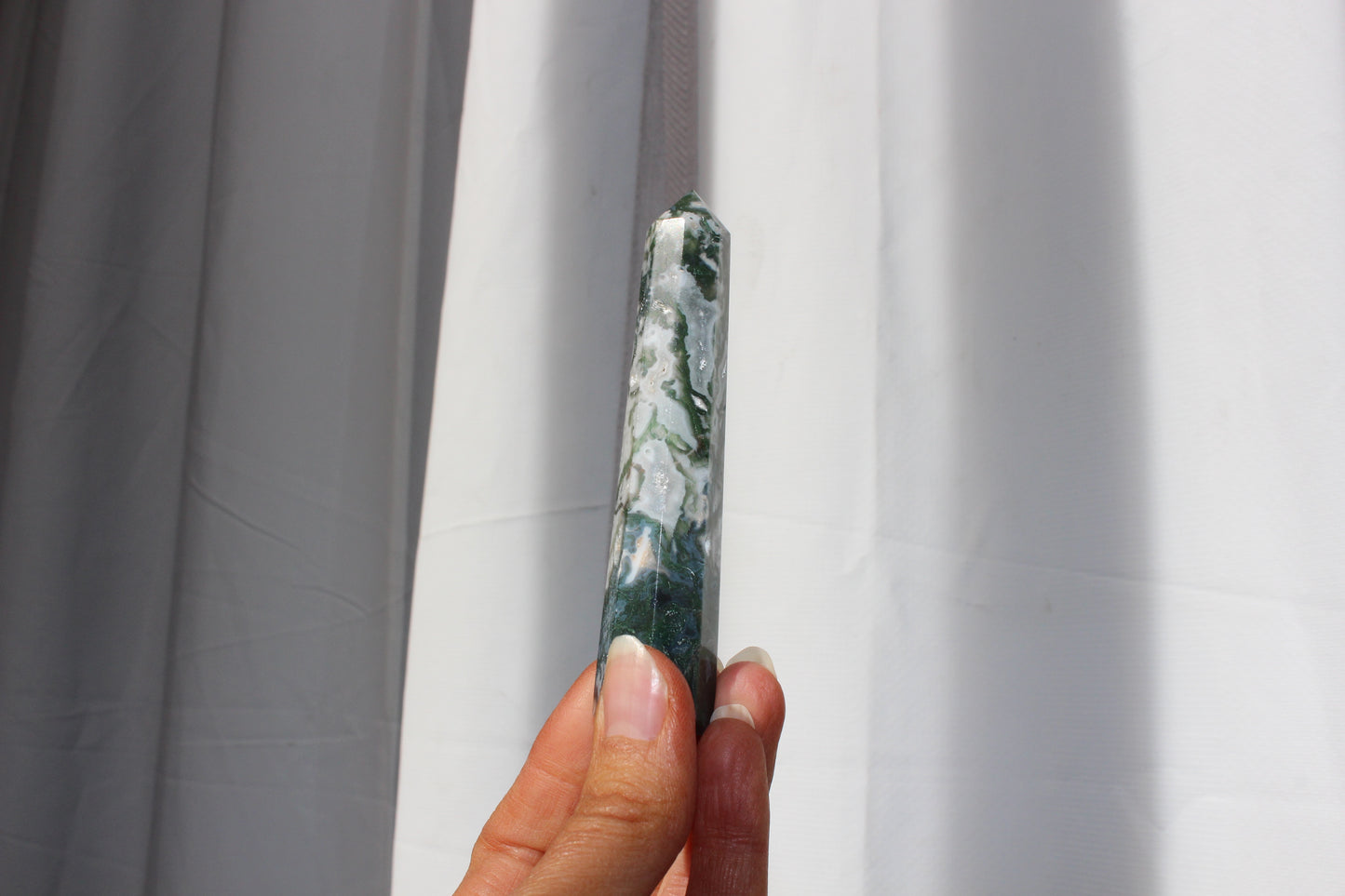 Moss agate tower with druzy inclusions 10cm