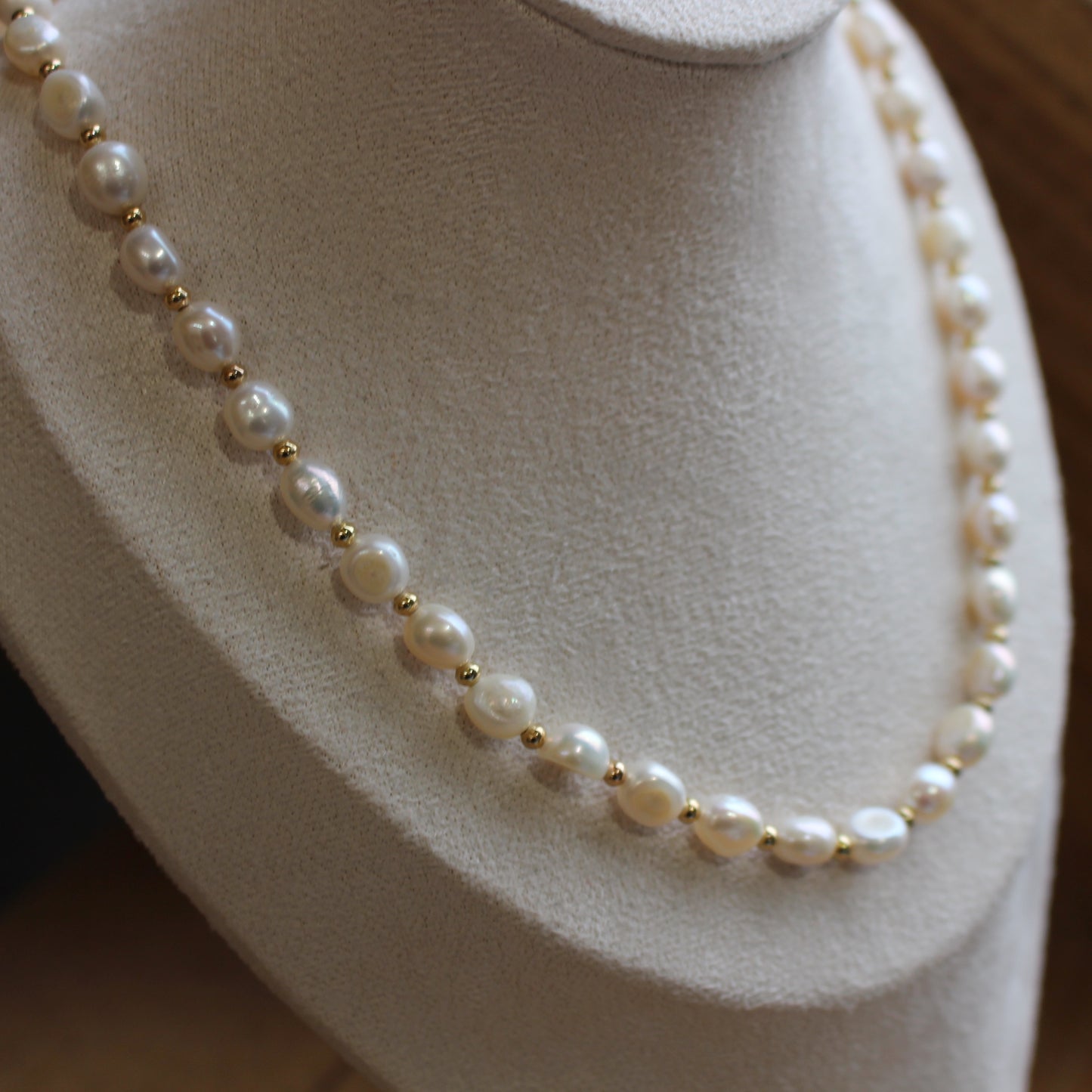 pearl neckalaces 45cm Gold details