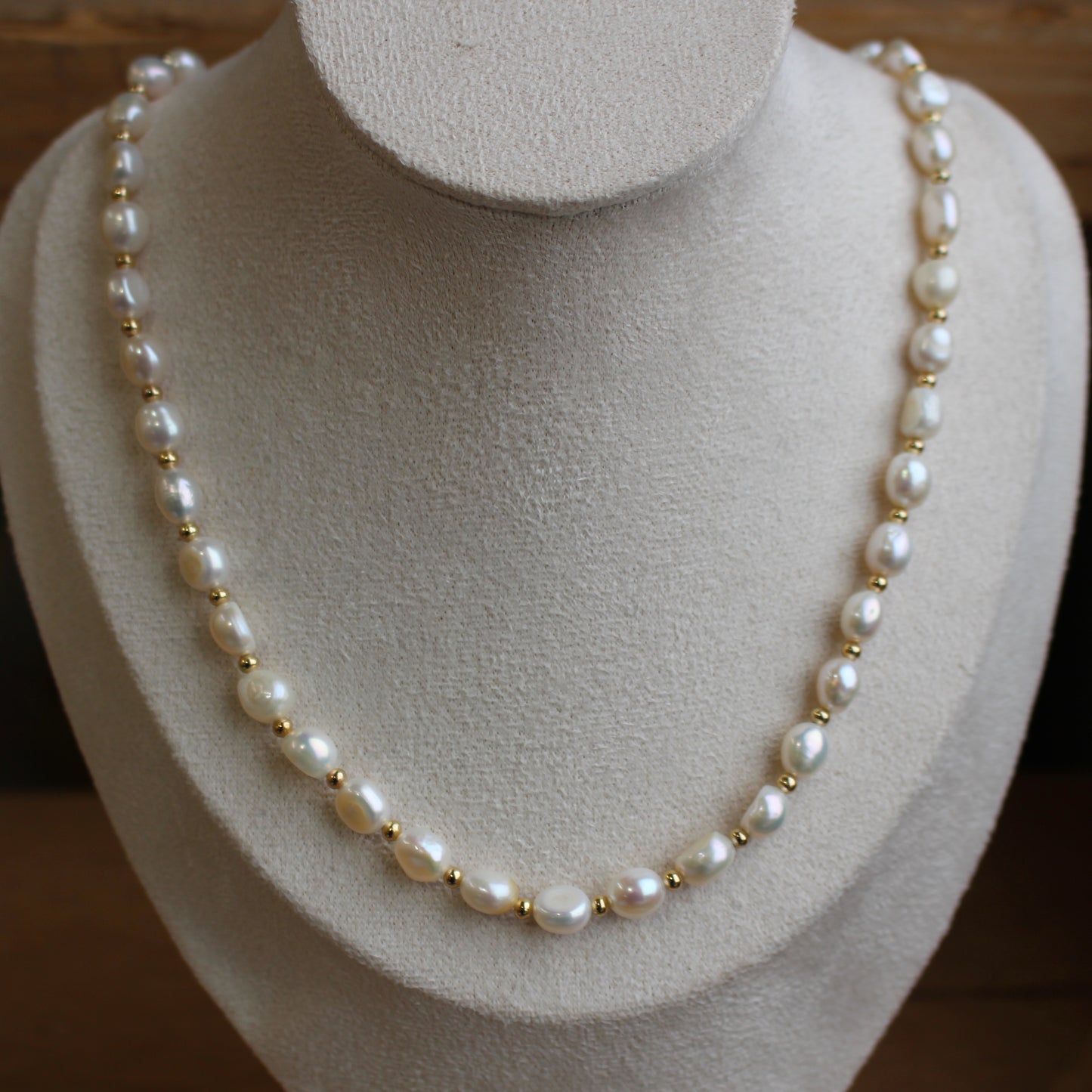 pearl neckalaces 45cm Gold details