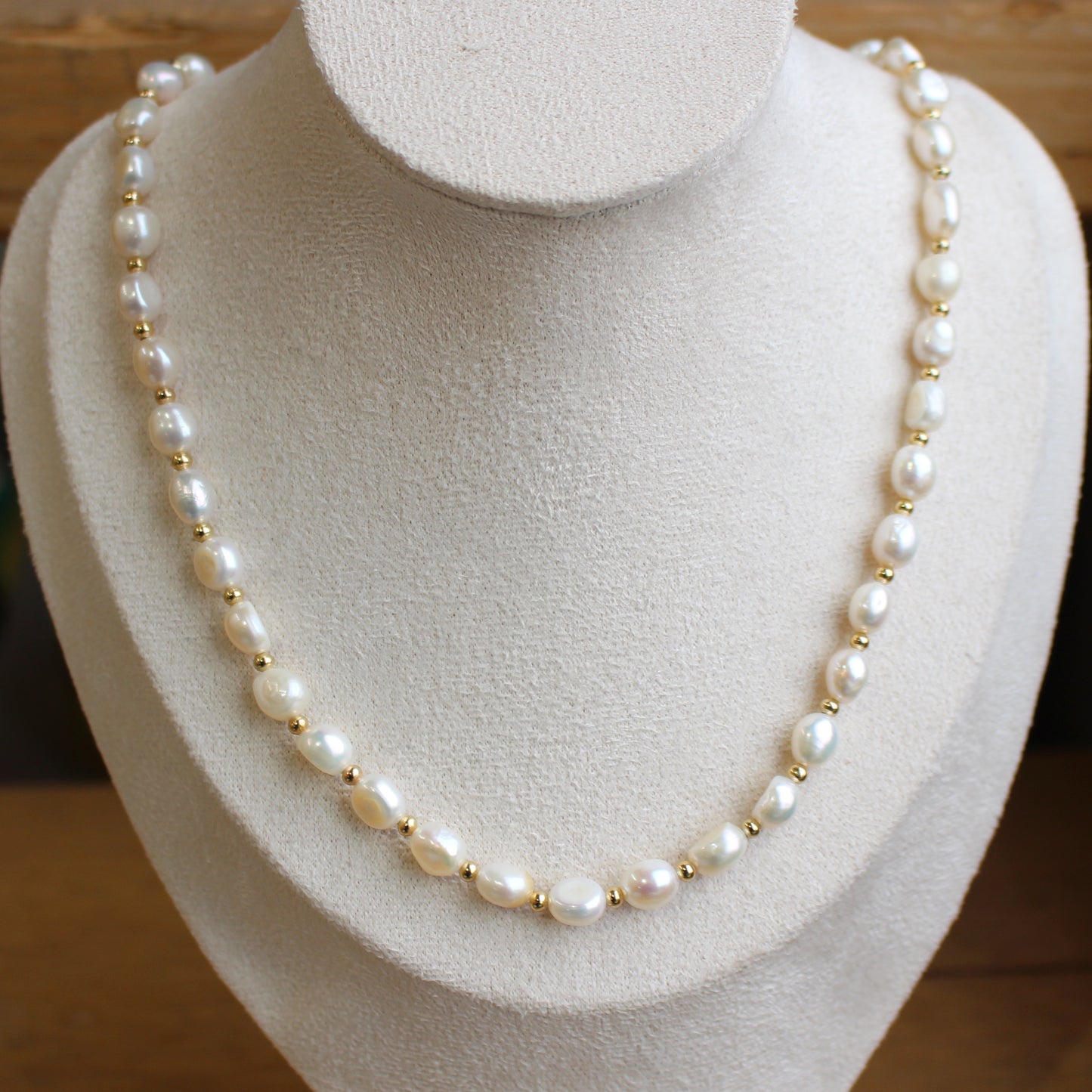 pearl neckalaces 45cm Gold details