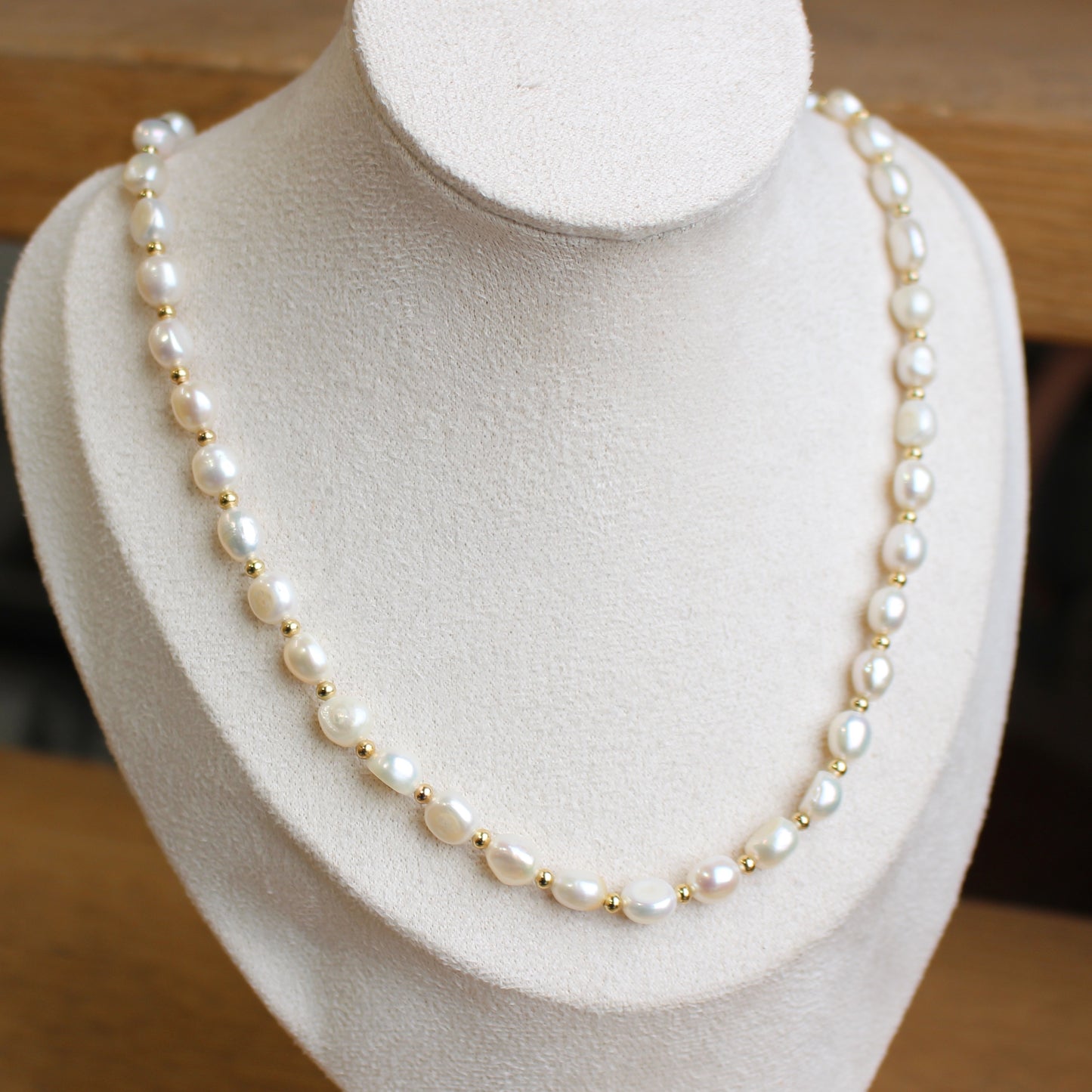 pearl neckalaces 45cm Gold details