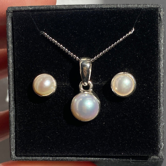 Pearl set, studs and pendant