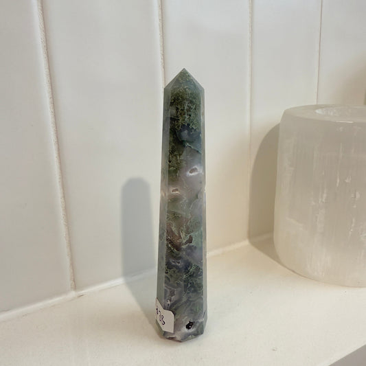 Moss Agate tower with druzy inclusions 13.5cm
