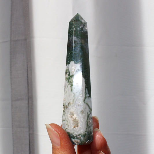 Moss agate tower with druzy inclusions 10cm