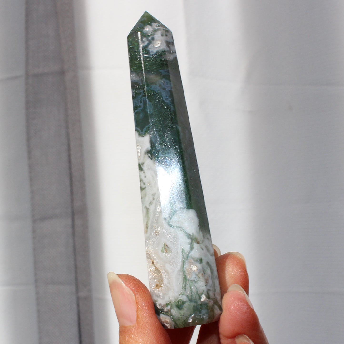 Moss agate tower with druzy inclusions 10cm