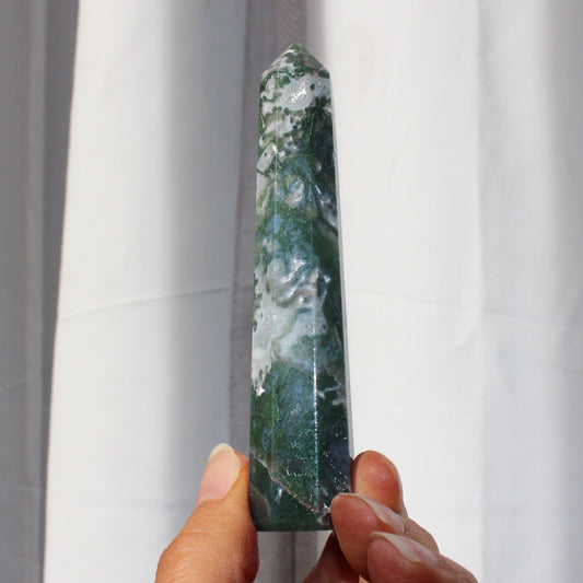 Moss agate tower with druzy inclusions 10cm