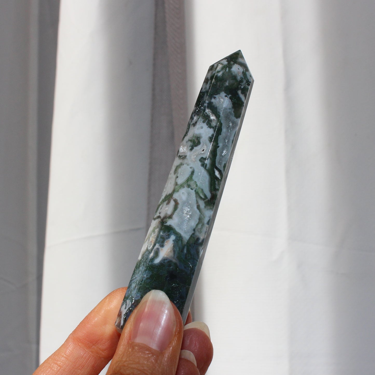 Moss agate tower with druzy inclusions 10cm