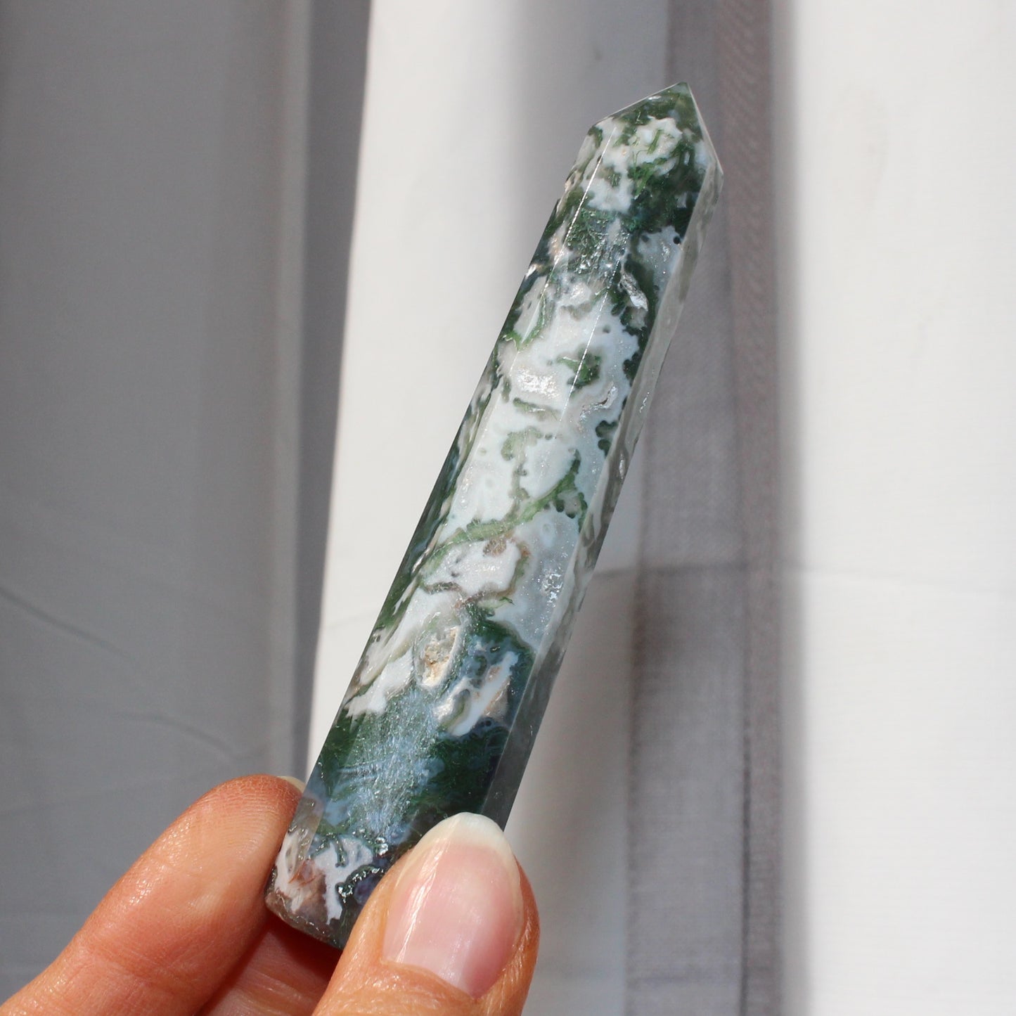 Moss agate tower with druzy inclusions 10cm