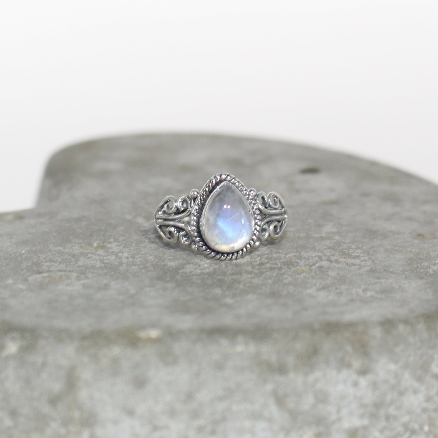 Vivian ring in moonstone sterling silver