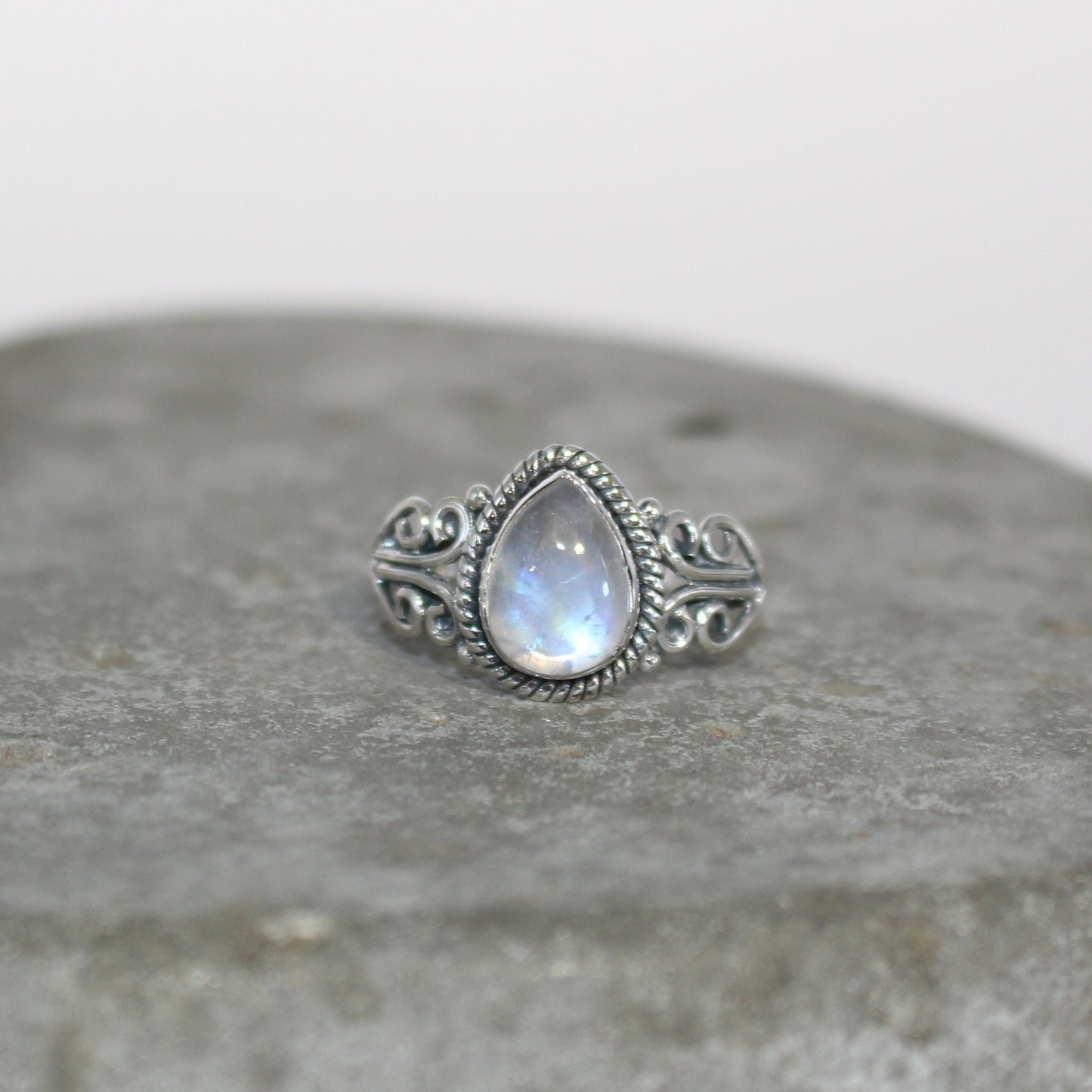 Vivian ring in moonstone sterling silver